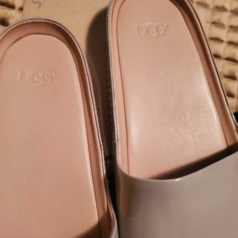 UGG - Picture 2 of 5
